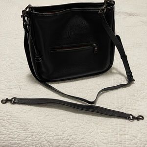 Coach. Cary shoulder / Crossbody bag. Beautiful and lots of room.
